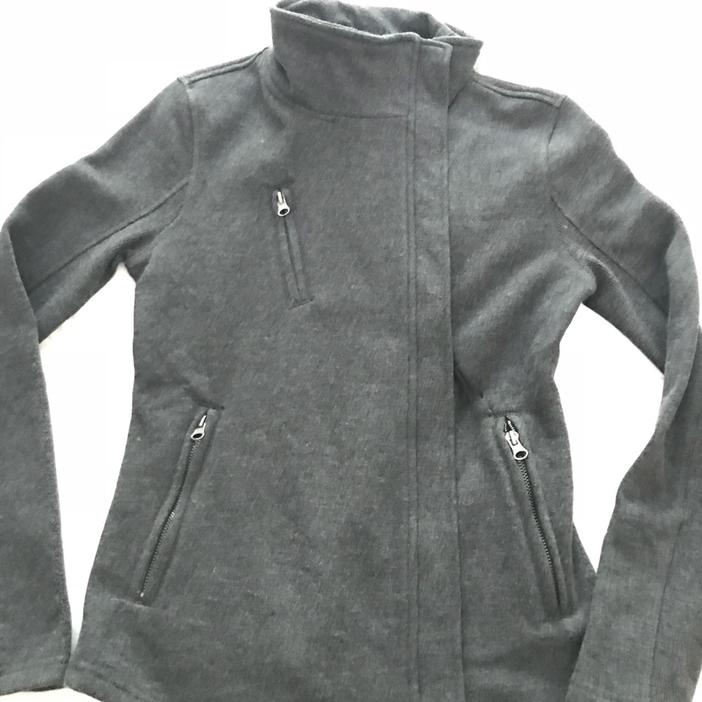 Fitted dark grey jacket.